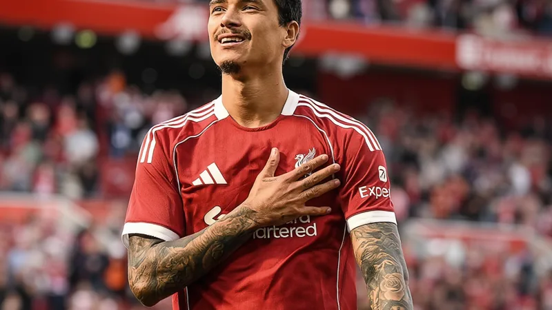 Darwin Núñez con la camiseta del Benfica celebrando un gol en el estadio Da Luz, con aficionados al fondo — latest news and analysis.