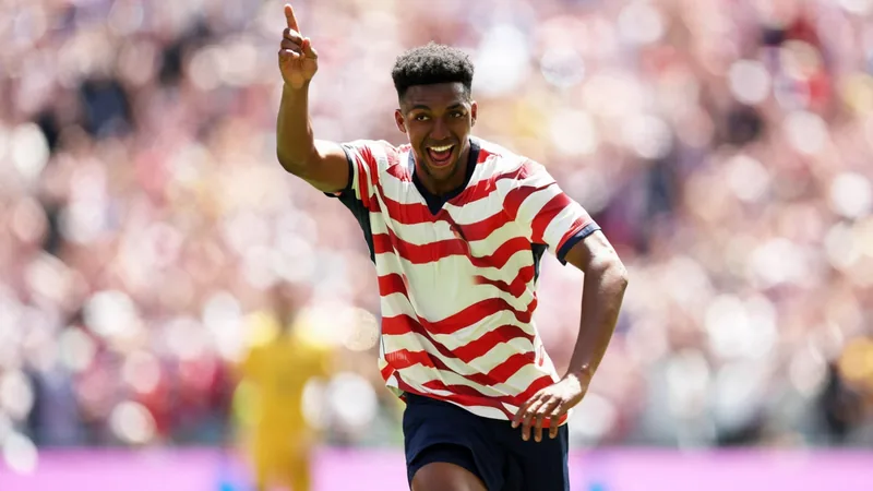 EE. UU. 2-0 Australia | Resumen y goles — Football World Cup News Jugadores de Estados Unidos celebrando un gol en el CenturyLink Field de Seattle, con banderas estadounidenses de fondo y aficionados animando.