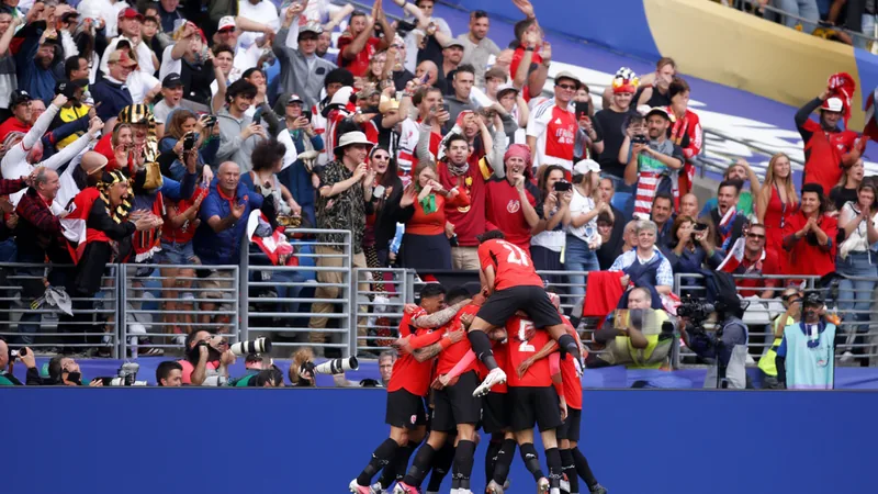 Jugadores de Egipto celebrando el gol de Mahmoud Saber ante Irán en el estadio del Mundial, con la afición egipcia al fondo vitoreando.