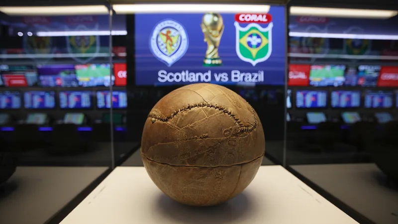 El balón de fútbol más antiguo del mundo viaja a Miami para el partido Escocia-Brasil