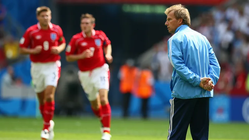 El dilema de Eriksson con Gerrard y Lampard — Football World Cup News Sven-Göran Eriksson en el banquillo de Inglaterra durante el Mundial de 2006, con Steven Gerrard y Frank Lampard en el campo de fondo.