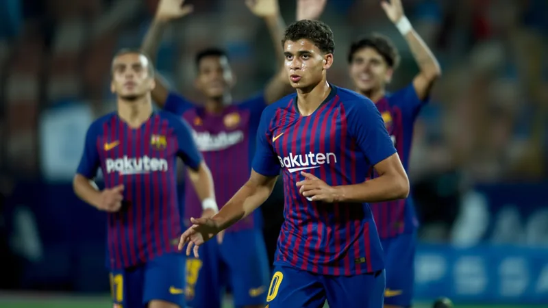 Hamza Abdelkarim: la joven promesa egipcia lista para brillar en el Hamza Abdelkarim, joven delantero egipcio del Barcelona U-19, celebrando un gol con el puño en alto en un partido juvenil.