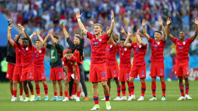 Alex Freeman celebrando su gol con la camiseta de Estados Unidos en un estadio lleno de aficionados. — latest news and analysis.