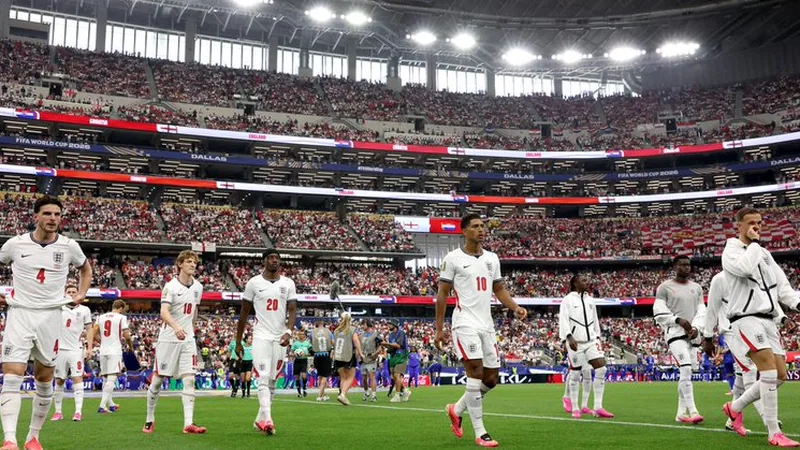 El impresionante arranque de Inglaterra ante Croacia y el desafío de Jugadores de Inglaterra celebrando un gol en el partido contra Croacia, con el estadio lleno de aficionados y banderas inglesas ondeando.