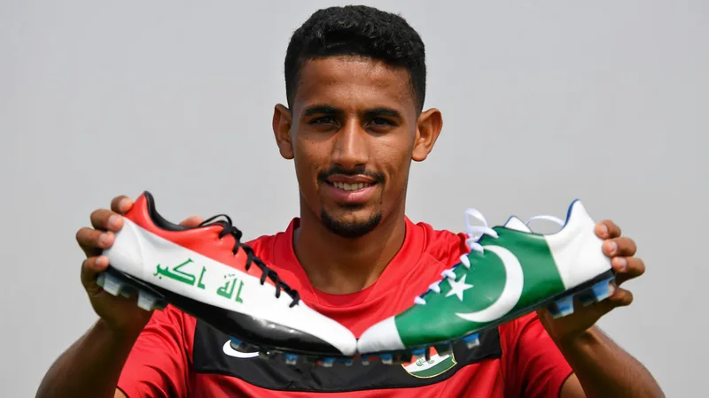 Zidane Iqbal: el primer pakistaní en un Mundial — Football World Cup Zidane Iqbal con la camiseta de Irak celebrando un gol, con las banderas de Irak y Pakistán en sus botines, en un estadio de fútbol lleno de