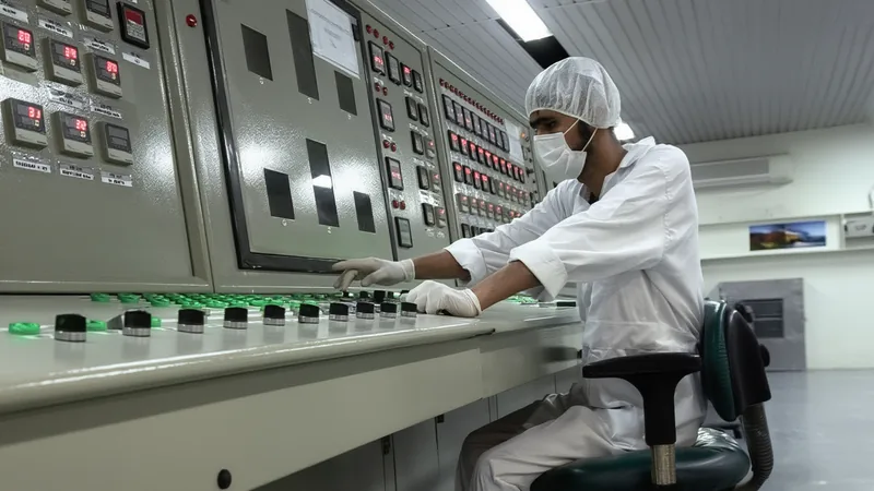 OIEA exige a Irán información detallada sobre su stockpile nuclear Sede del Organismo Internacional de Energía Atómica en Viena con banderas de países miembros ondeando al frente — latest news and analysis.