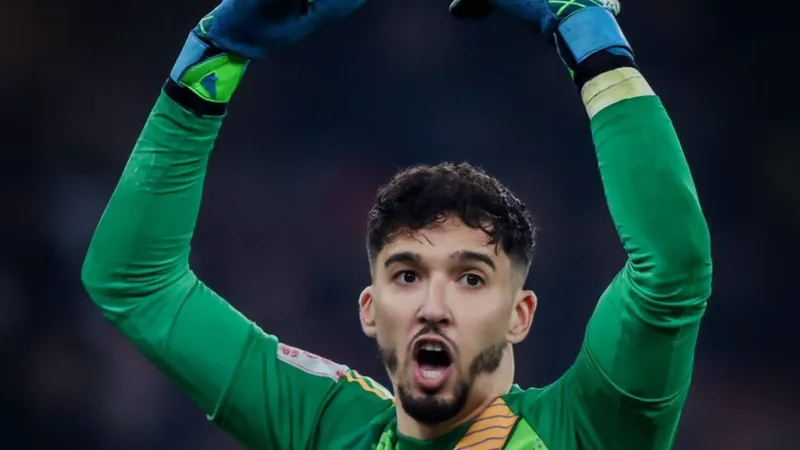 Altay Bayindir saldrá del Manchester United en busca de minutos Altay Bayindir con la camiseta del Manchester United durante un partido de la Premier League en Old Trafford — latest news and analysis.