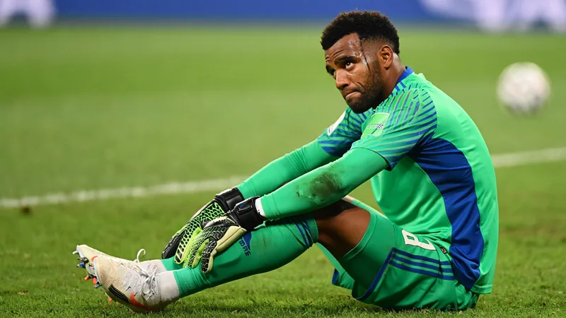 El portero Vozinha con la camiseta azul de Cabo Verde celebra tras una atajada en el Estadio de Atlanta, con lágrimas en el rostro y aficionados al