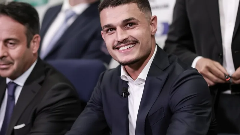 Elmin Rastoder posa con la camiseta del Panathinaikos en el estadio Apostolos Nikolaidis de Atenas — latest news and analysis.