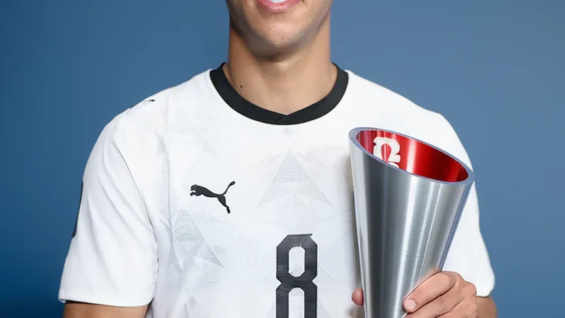 Emam Ashour gana el trofeo al Mejor Jugador del Partido — Football Emam Ashour levantando el trofeo al Mejor Jugador del Partido en el estadio, con la multitud vitoreando al fondo. — latest news and analysis.