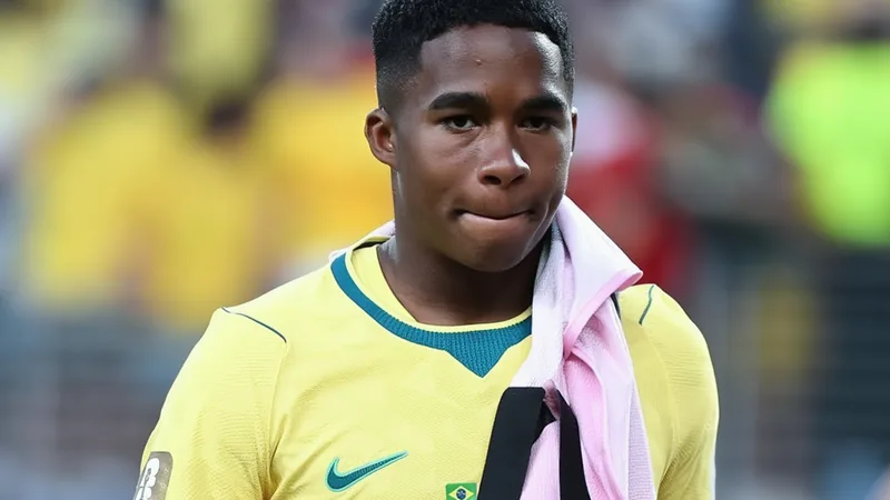 Endrick al banquillo; Cunha, Vinícius y Raphinha lideran el ataque de Jugadores de la selección brasileña en el campo de fútbol durante un partido, con Vinícius Jr. y Raphinha en primer plano y Endrick en el banquillo