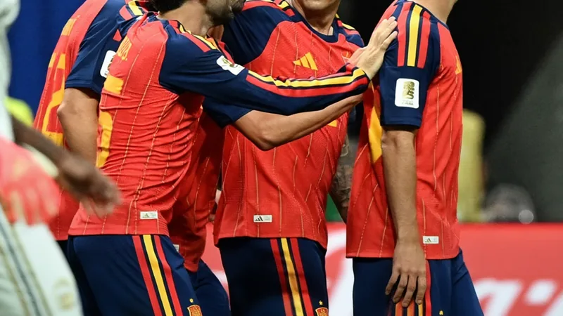 España logra su primera victoria en el Mundial de la FIFA — Football Jugadores de la selección española celebrando un gol en el estadio mundialista, con la bandera de España ondeando entre la afición.