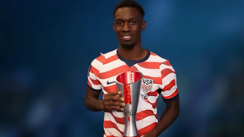 Folarin Balogun, MVP del triunfo de EE. UU. sobre Paraguay — Football Folarin Balogun celebrando un gol con la camiseta de Estados Unidos en un estadio de fútbol, con aficionados de fondo. — latest news and analysis.
