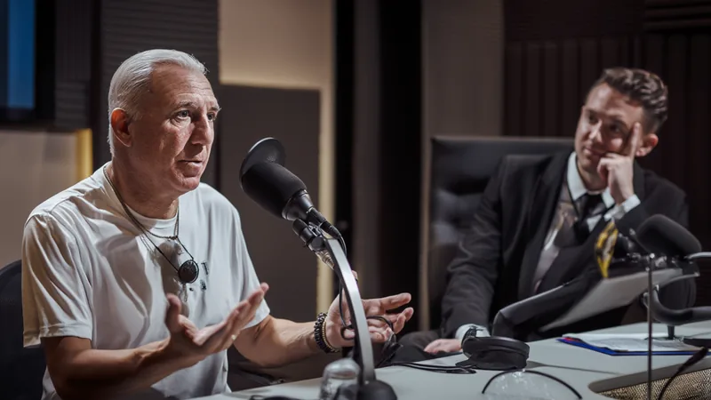 Diego Forlán y Hristo Stoichkov conversan animadamente en un estudio de grabación del FIFA Podcast, con micrófonos y auriculares, sonriendo mientras