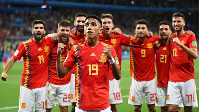 España arrasa a Arabia Saudí y Cabo Verde sorprende — Football World Jugadores de la selección española celebrando un gol en el estadio, con Lamine Yamal al fondo y la afición animando. — latest news and analysis.