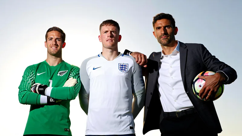 Jordan Pickford con la camiseta de Inglaterra en un campo de entrenamiento, sonriendo mientras sostiene un micrófono — latest news and analysis.