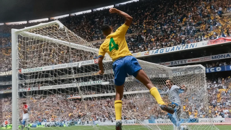 Gol de Carlos Alberto: la joya que coronó a Brasil en México 1970 Carlos Alberto disparando a puerta en el Estadio Azteca, con Pelé y otros jugadores brasileños celebrando al fondo, durante la final del Mundial de
