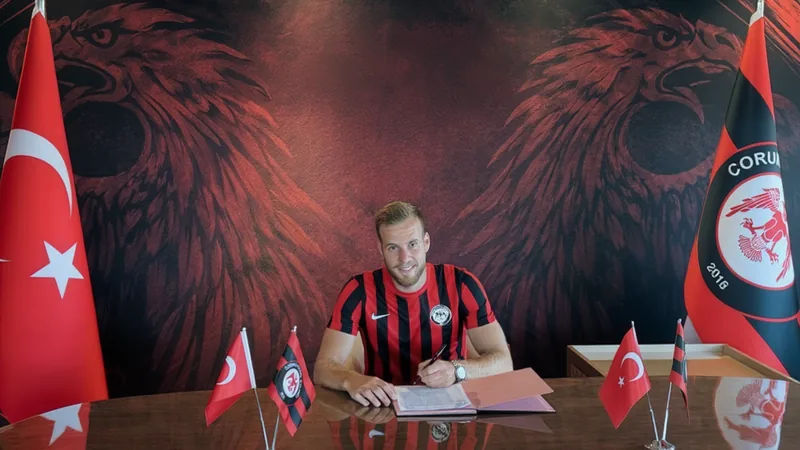Hrvoje Smolcic ficha por el Arca Çorum FK por dos años — Football Hrvoje Smolcic posa con la camiseta del Arca Çorum FK en el estadio del club, con el escudo del equipo visible al fondo.