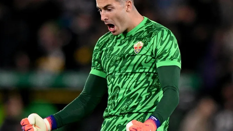 Iñaki Peña ficha por el Panathinaikos: traspaso cerrado por 3 Iñaki Peña con la camiseta del Barcelona durante un partido, celebrando una parada en el estadio Camp Nou con aficionados al fondo.