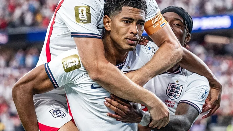Jugadores de Inglaterra celebrando un gol en el estadio ante Croacia, con la afición de fondo ondeando banderas inglesas.