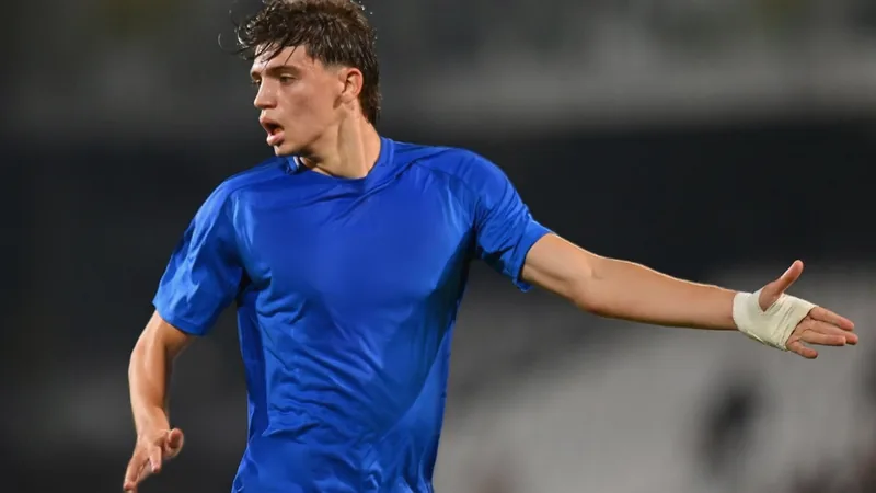 Joven defensa Marco Palestra con la camiseta del Atalanta durante un partido de la Serie A, celebrando una jugada defensiva.