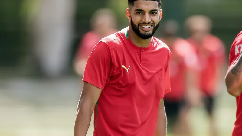 Ismael Saibari con la camiseta del PSV Eindhoven durante un partido de la Eredivisie, celebrando un gol con el puño en alto