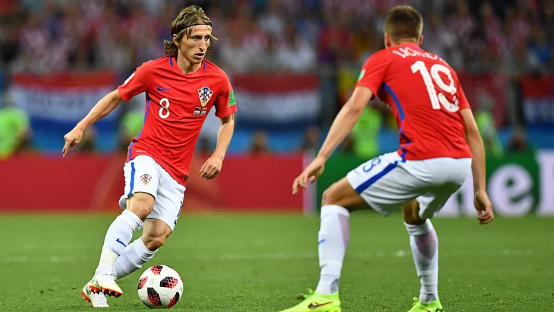 Jugadores de la selección croata en el campo de fútbol con el uniforme a cuadros rojiblancos, listos para el partido contra Inglaterra.