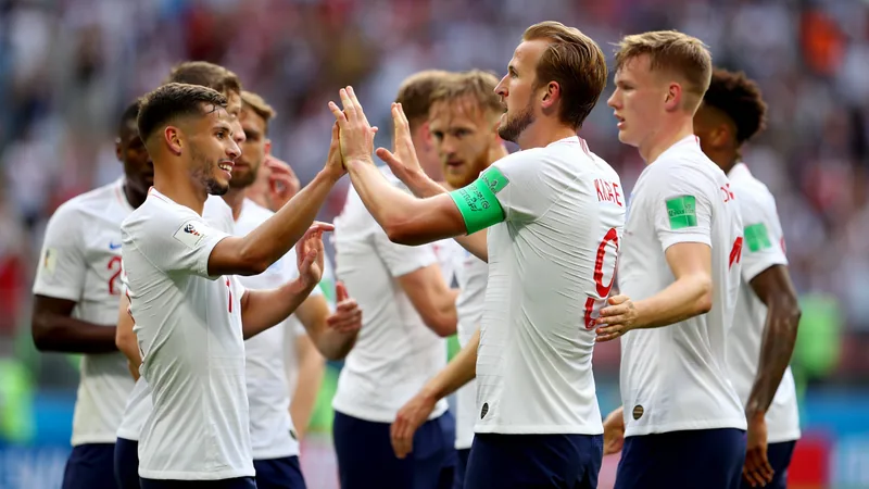 Kane revela su táctica de penal con pausa — Football World Cup News Harry Kane celebrando un gol de penal con la camiseta de Inglaterra en el estadio durante el partido inaugural del Mundial contra Croacia