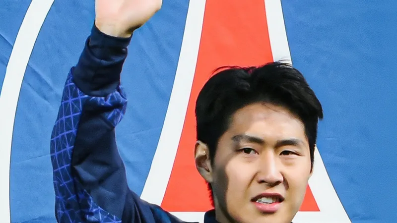 Kang-in Lee con la camiseta del Paris Saint-Germain durante un partido de la Ligue 1, celebrando un gol con el puño en alto.