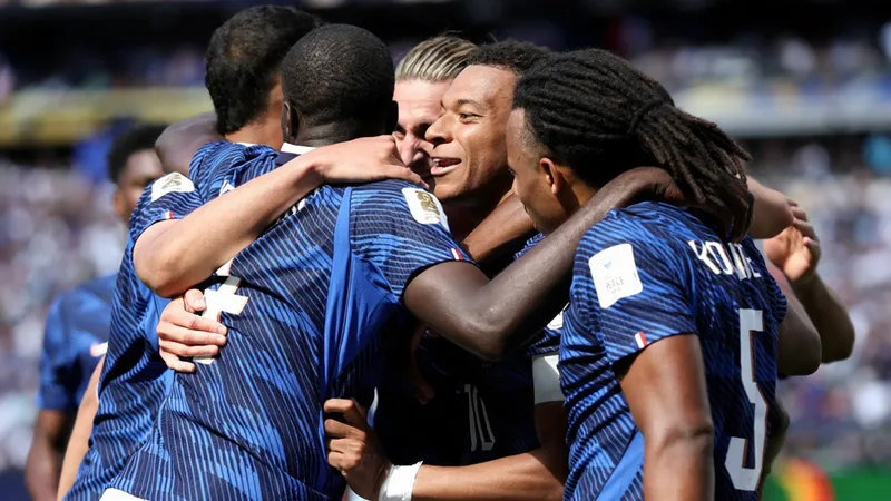 Kylian Mbappé establece récord de goles con Francia — Football World Kylian Mbappé celebrando un gol con la camiseta de la selección francesa en el Stade de France, con la afición de fondo vitoreando.