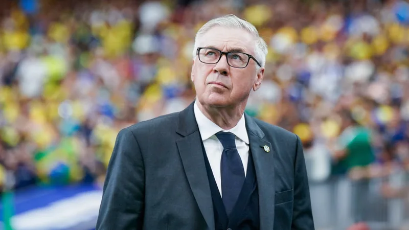 Carlo Ancelotti en el banquillo de Brasil durante el partido contra Japón, con expresión serena mientras sus jugadores celebran un gol.