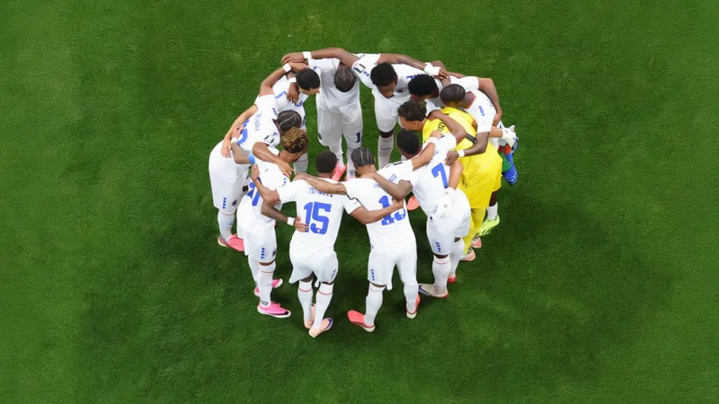 La calma detrás de la sorpresa de Cabo Verde en el Mundial — Football Jugadores de Cabo Verde celebrando el histórico empate ante España en el Mundial, con el portero Vozinha al centro y la afición al fondo.