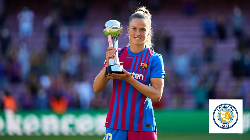 Alexia Putellas con la camiseta del London City Lionesses posando en el estadio, con el escudo del club y el césped de fondo.