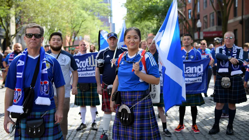 Aficionados escoceses con banderas y vestimenta tradicional celebrando en las calles de Boston antes del partido del Mundial femenino