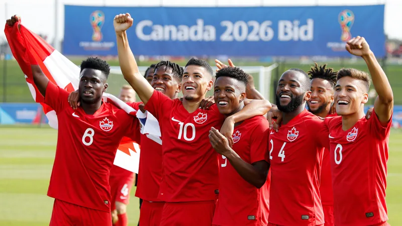 La mejor selección de Canadá busca brillar en el Mundial de casa Jugadores de la selección canadiense de fútbol celebrando un gol con la bandera de Canadá de fondo en un estadio lleno de aficionados.