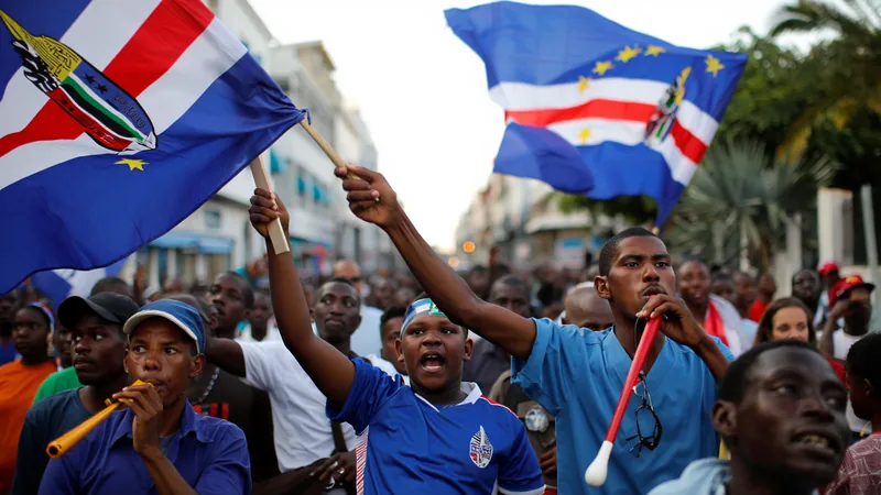 Cabo Verde celebra empate ante España en el Mundial — Football World Aficionados caboverdianos celebrando en las calles de Praia con banderas y vuvuzelas tras el empate ante España en el Mundial