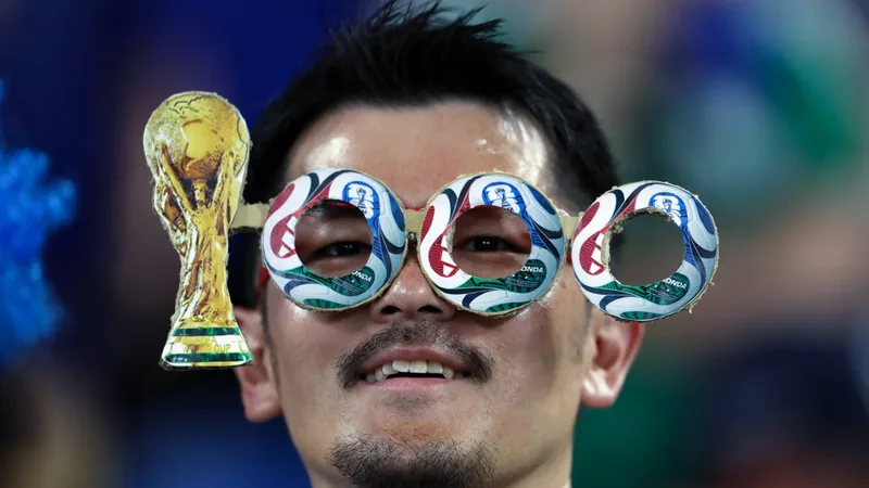Montaje de varias fotografías de la Jornada 10: jugadores celebrando goles, aficionados con globos y la ceremonia previa con el balón TRIONDA.