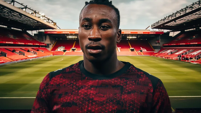 Liverpool ofrece 100 millones por Yan Diomande — Football World Cup Joven defensa central Yan Diomande con la camiseta del RB Leipzig durante un partido de la Bundesliga, celebrando una jugada.