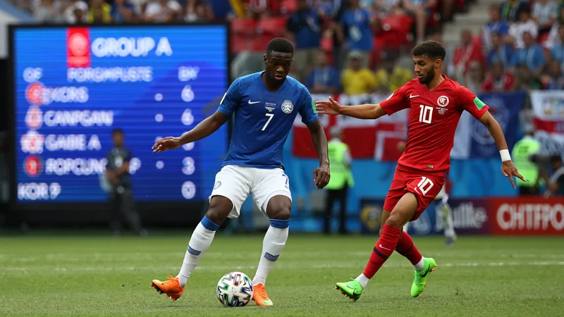 Estadio de fútbol lleno con aficionados ondeando banderas de diferentes países durante un partido del Mundial — latest news and analysis.