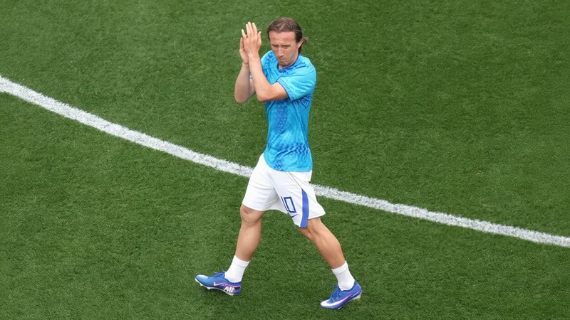 Luka Modrić celebrando con sus compañeros de la selección croata tras dar una asistencia en un partido internacional. — latest news and analysis.