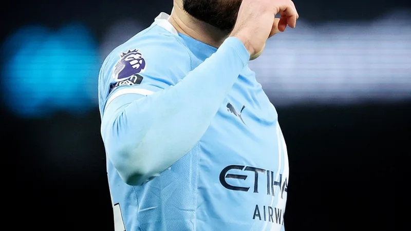 Manchester City confía en cerrar la renovación de Joško Gvardiol Joško Gvardiol con la camiseta del Manchester City celebrando un gol en el Etihad Stadium, con aficionados de fondo y el marcador electrónico visible