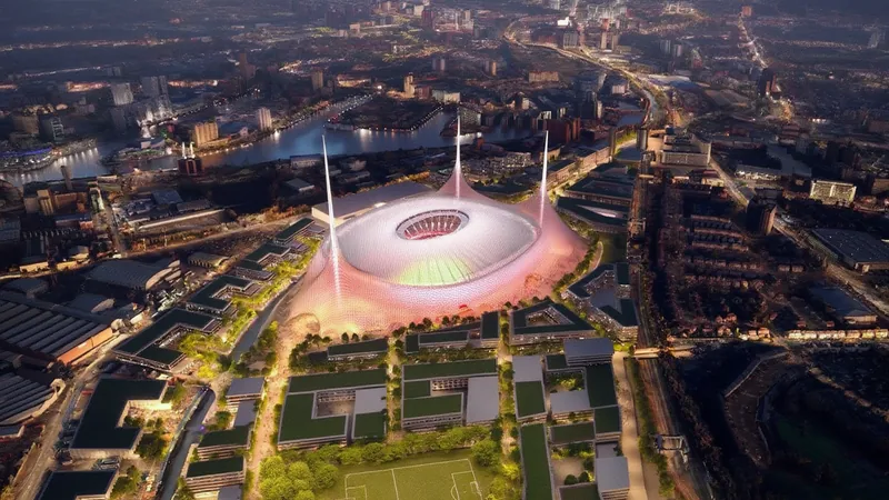 Manchester United adquiere terreno para nuevo estadio de 100.000 Vista aérea del terreno de 25 acres al noroeste de Old Trafford, con el estadio actual al fondo y maquinaria de construcción preparando el sitio para