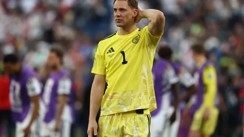 Manuel Neuer con la camiseta de Alemania, de pie en el campo, con expresión seria, tras la eliminación en el Mundial 2026.
