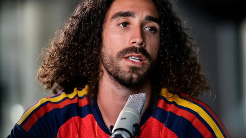 Marc Cucurella: "Si ganamos el Mundial, me tatuaría la cara de Luis Marc Cucurella, lateral izquierdo de la selección española, sonriendo durante una entrevista en la cadena Cope, con el logo de la Roja de fondo.