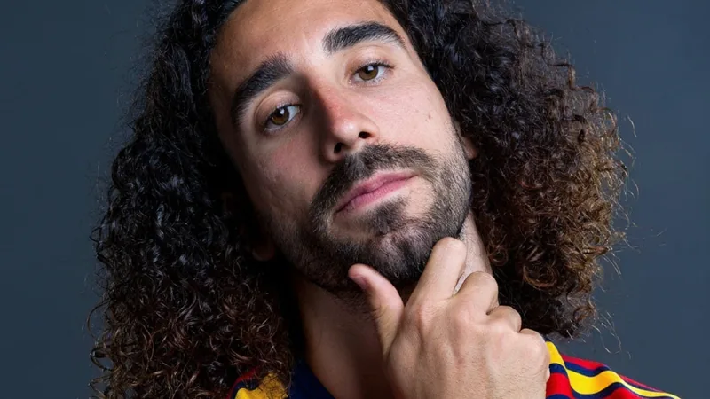 Marc Cucurella con la camiseta del Chelsea durante un partido de fútbol en un estadio iluminado — latest news and analysis.