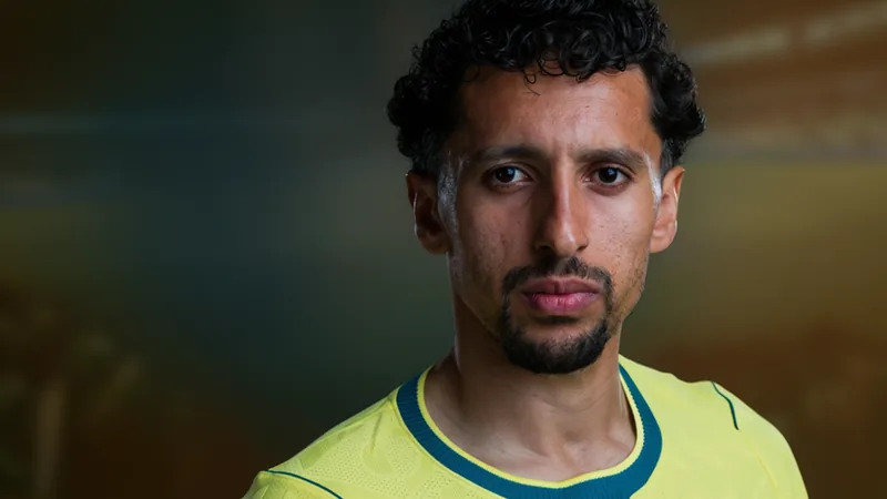Marquinhos: La última oportunidad de Brasil en el Mundial 2026 Marquinhos con la camiseta de Brasil, concentrado, en el campo de entrenamiento, con el estadio de fondo y la bandera brasileña ondeando.