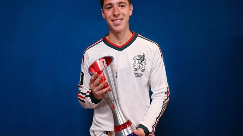 Mateo Chávez celebrando con el balón en el campo durante el partido amistoso entre México y República Checa, con la afición de fondo.
