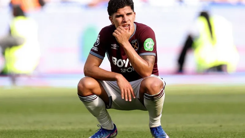 Joven futbolista portugués con camiseta del Sporting de Lisboa celebrando un gol en un estadio lleno de aficionados — latest news and analysis.