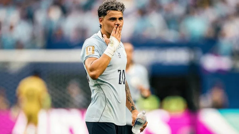 Maxi Araujo celebrando un gol con la camiseta de Uruguay en un estadio mundialista, con aficionados celestes de fondo — latest news and analysis.