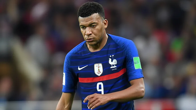 Kylian Mbappé con la camiseta de Francia celebrando un gol en un partido de fútbol, con el estadio de fondo iluminado. — latest news and analysis.